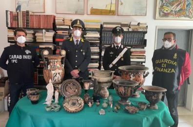 Ceramiche, bronzi, volumi, una statua del 1300 rubata in Abruzzo: sequestrati beni a collezionista del Barese