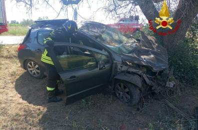 Auto contro albero a Mesagne: passeggero salvato dai vigili del fuoco