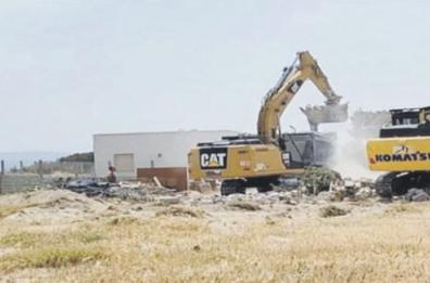 Ruspe in azione per demolire manufatti costruiti nelle aree protette del Gargano
