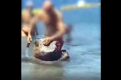 Castellammare di Stabia, pesca datteri di mare martellando scoglio