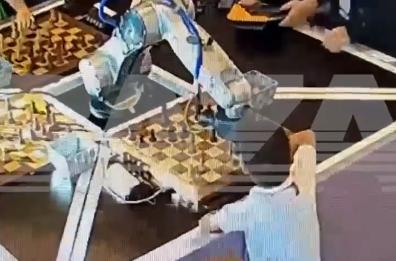 Russia, robot rompe dito a bimbo durante partita scacchi