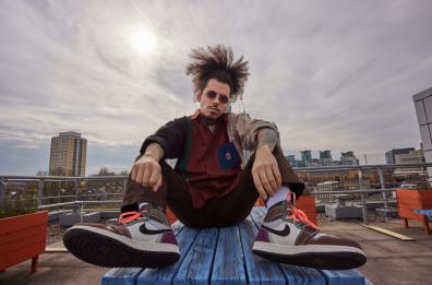 Davide Shorty in concerto a Locorotondo: «Il pianeta lo salviamo partendo da noi stessi»