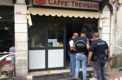 Bari, sfigura con liquido urticante il barista perché non gli ha dato una sigaretta: bloccato dalla polizia