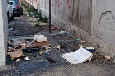 Bari, «Corso Cavour: puzza, siringhe, rifiuti sotto il ponte situazione insostenibile»