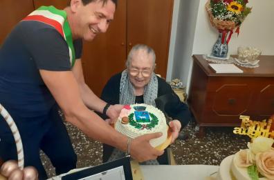 Laterza, nonna Antonietta spegne 100 candeline: la festa in paese