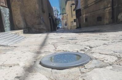 Brindisi, il faretto interrato cede all’improvviso: 16 punti di sutura ad un giovane