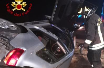 Auto fuori strada nel Leccese, una 17enne è grave