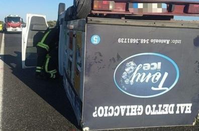 Si ribalta auto furgone frigo sulla SS 379, ferito il conducente