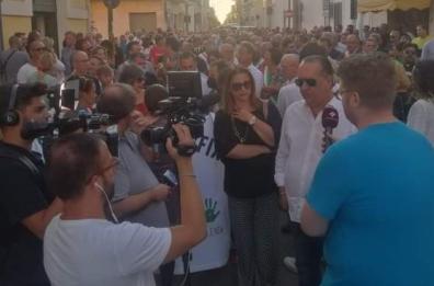 Salve sfila contro la violenza subìta dal vicesindaco Lecci