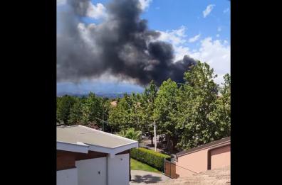 Incendio a San Gregorio di Catania: fumo e fiamme sopra deposito