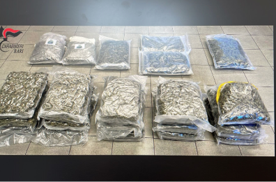 Bari, i carabinieri trovano 22kg di marijuana e una pistola in una casa disabitata in centro