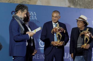 «Grazie alla tua voce la Puglia è famosa nel mondo», il Magna Grecia Awards ad Al Bano