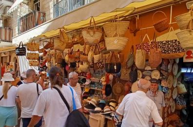 Bari meta eletta di turisti e crocieristi, ma incombe il caro prezzi 
