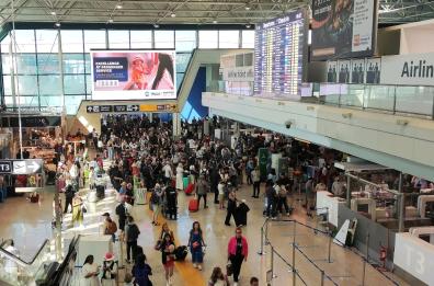 Rincari record per il rientro natalizio: voli Roma–Bari fino a 400 euro, treni già esauriti Rincari record per il rientro natalizio: voli Roma–Bari fino a 400 euro, treni già esauriti
