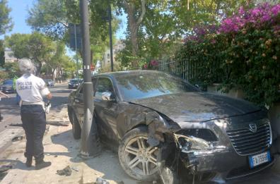 Incidente nel centro di Lecce per la vice ministra Bellanova