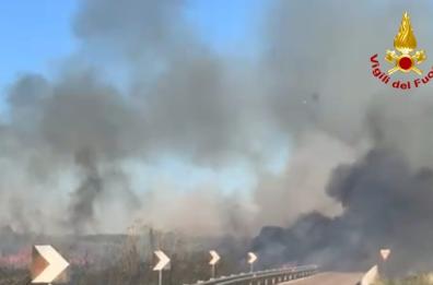 A fuoco canneto e sterpaglie sulla Statale 613: traffico bloccato sulla Bari-Lecce