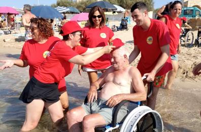 Mancaversa, dopo 25 anni sulla sedia a rotelle Donato riprova la gioia di un bagno in mare