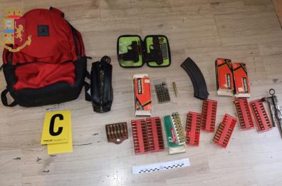 Lecce: polizia trova oltre 7kg di droga, un fucile e pistole nel Campo Sosta Panareo