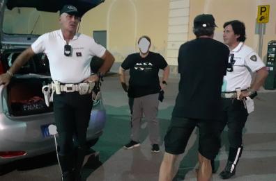 Taranto, stretta della Polizia sui parcheggiatori abusivi: tre denunciati e Daspo Urbano per due anni
