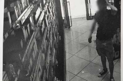 Taranto, tradito dal tatuaggio: denunciato ladro di profumi