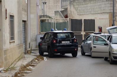 Lizzanello, incappucciato spara contro una macchina a bordo di un monopattino: indagini in corso