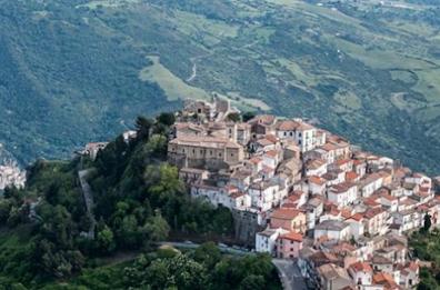Colobraro, 3mila amuleti per ribaltare la fama del «paese che porta jella»