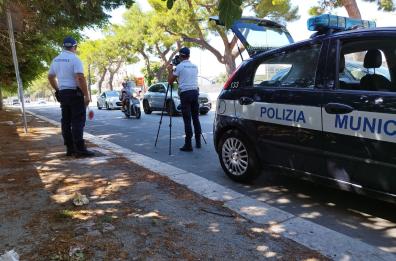 Bari, occhio alla velocità: controlli random della Polizia Locale col telelaser