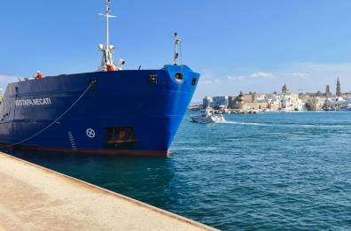 Ucraina: arriva la terza nave in Italia, cargo d'olio di girasole in Puglia