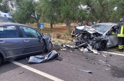Scontro tra auto: muore una donna sulla Cassano-Sannicandro, 2 feriti