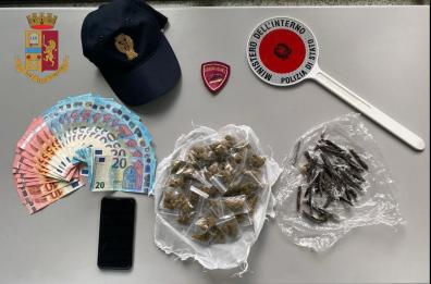 Andria, sorpreso a spacciare nella villa comunale: arrestato minorenne