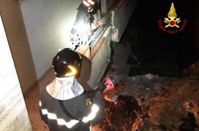 Massi su palazzi a Pescopagano, evacuate cinque famiglie
