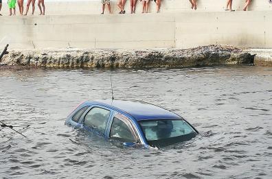 San Cataldo, donna al volante sbaglia manovra e finisce in mare: salvata da 19enne