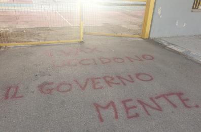Lecce, scritte no vax sui muri di una scuola: la denuncia dell'Anp