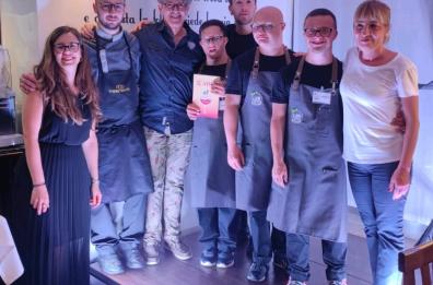 Trani:  la Locanda del giullare in pausa di riflessione
