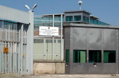 Foggia, cercava di introdurre nel carcere telefonini e droga: arrestata infermiera. Asl assicura: «Sarà licenziata»