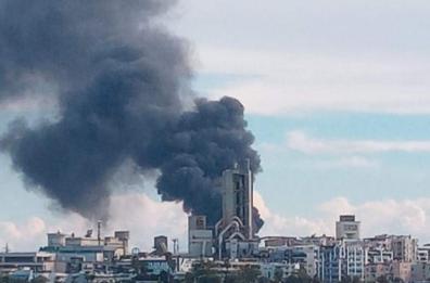 Barletta, incendio vicino l'ex mattatoio: nube di fumo si vede a chilometri di distanza