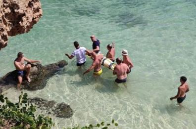 Monopoli, ragazza cade dalla scogliera: salvata da bagnanti e guardia costiera