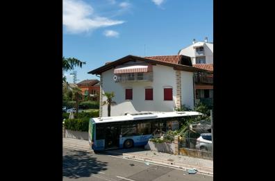 Jesolo, incidente tra bus Atvo e auto Lancia Ypsilon in via Gorizia