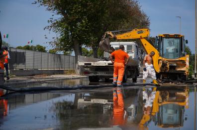 Bari, rottura condotta idrica: divieto di balneazione a Torre Carnosa

