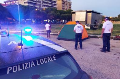 Accampati con tende, tavolini e panni stesi: sgomberato campo rom a Foggia