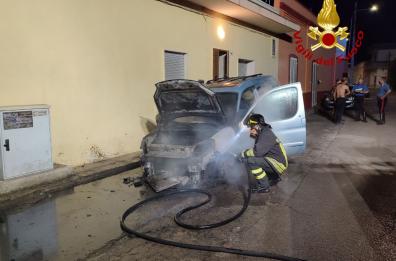 Magliano, va a fuoco un furgoncino: intervengono i vigili del fuoco