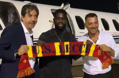 Umtiti arriva a Lecce: folla all'aeroporto di Brindisi, il calciatore si commuove