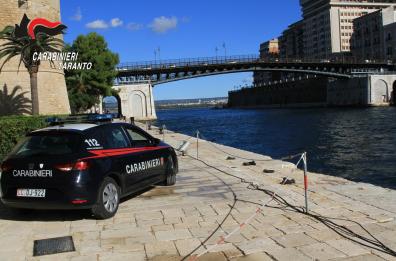 Forza posto di blocco e si lancia contromano a folle velocità sulla Taranto-Brindisi: arrestato un 30enne