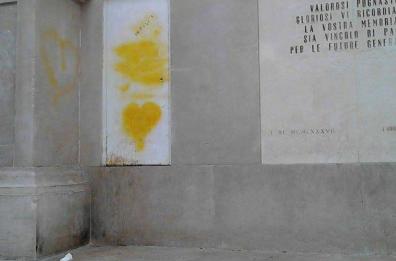 Andria, scempio al Monumento ai Caduti 
