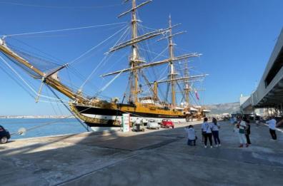 Attracca a Manfredonia l'«Amerigo Vespucci», scoppia la festa