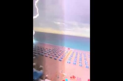Imperia, fulmine sulla spiaggia di Diano Marina: sfiorata la tragedia