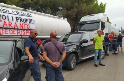 Sciopero degli autotrasportatori a Taranto: camion fermi davanti all'Eni