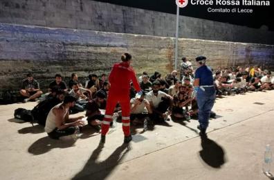 Nuovi sbarchi nel Salento, in 78 su una barca: tra loro anche un neonato