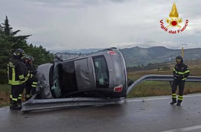 Auto si ribalta nel Potentino, ferito il conducente