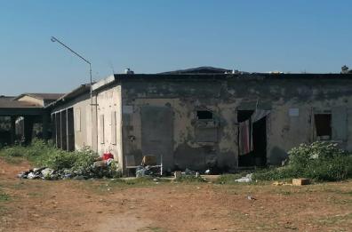 Barletta, l'ex stazione teleferica nel degrado tra miseria e rifiuti